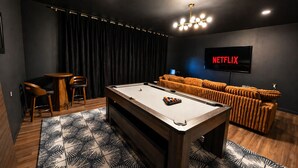 Game room - Indoor Heated Pool & Hot Tub, Game room, EV Charger, Pets Welcome! (Bend)