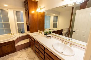 Combined shower/tub, jetted tub, hair dryer, towels - Indoor Heated Pool & Hot Tub, Game room, EV Charger, Pets Welcome! (Bend)