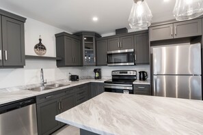 Fridge, microwave, oven, stovetop - ⋆Charming, modern, luxury house with garage⋆ (Riverview)