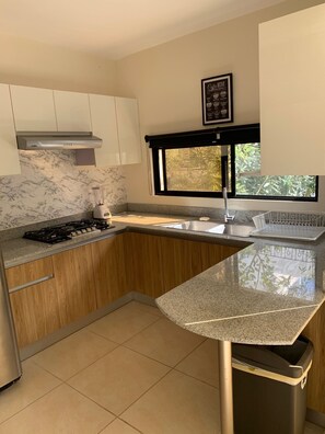 Refrigerador, microondas, cafetera/tetera, utensilios de cocina