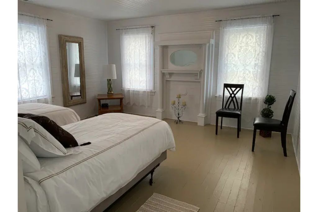 Cozy, Country Farmhouse, Entire House