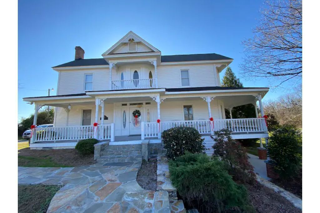 Cozy, Country Farmhouse, Entire House