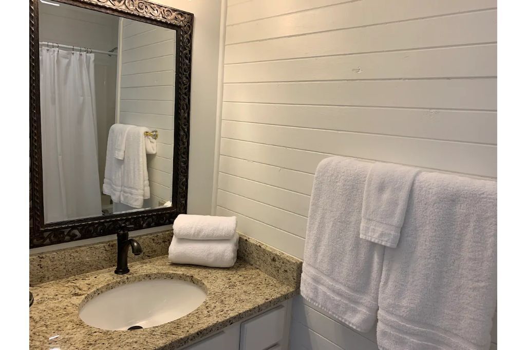 Cozy, Country Farmhouse, Entire House