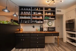 Køleskab, mikrobølgeovn, ovn, kogeplade