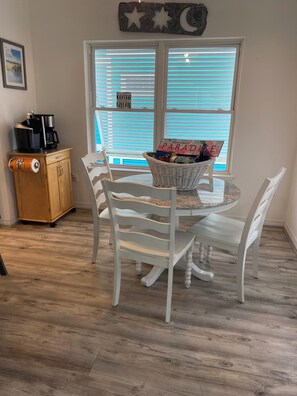 Dining - Pensacola Beach with deck views of the Gulf .Pet friendly . (Pensacola Beach)