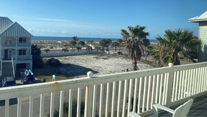 Una propiedad frente a la playa con balcón, una playa de arena y vista al océano.