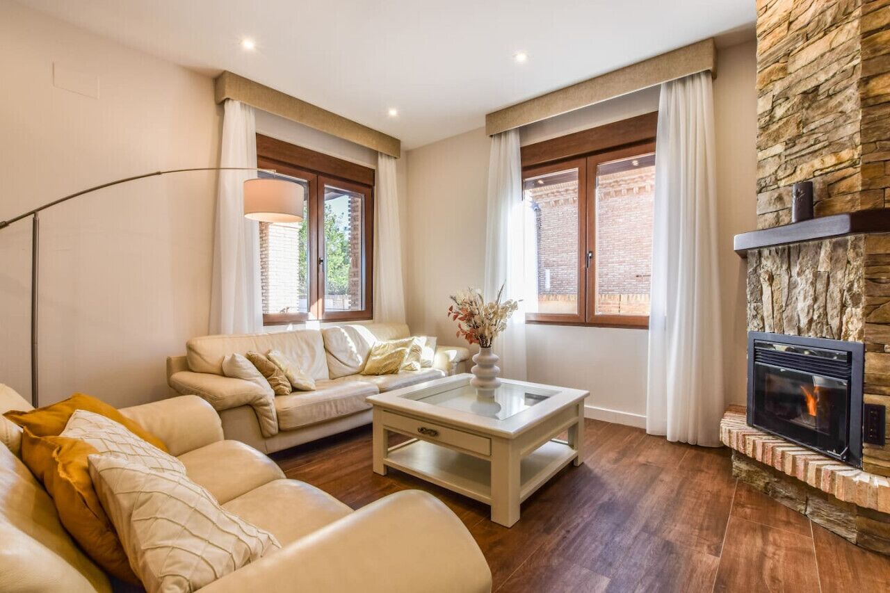 Een televisie, een open haard, een tafeltennistafel en een stereo