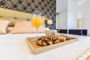 4 bedrooms, desk, iron/ironing board, WiFi