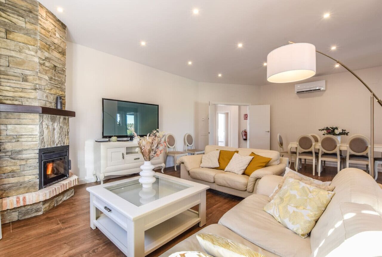 Tv, pejs, bordtennisbord, stereoanlæg