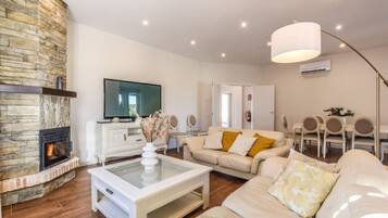 Tv, pejs, bordtennisbord, stereoanlæg