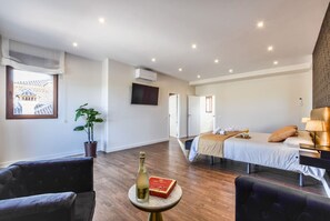 4 bedrooms, desk, iron/ironing board, WiFi