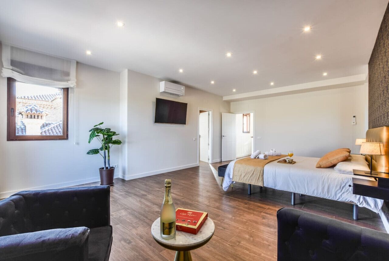 4 bedrooms, desk, iron/ironing board, WiFi