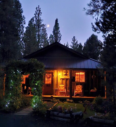 Mountain Hideaway, Couples Retreat, hot tub, pet friendly, private!