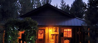 Mountain Hideaway, Couples Retreat, hot tub, pet friendly, private!