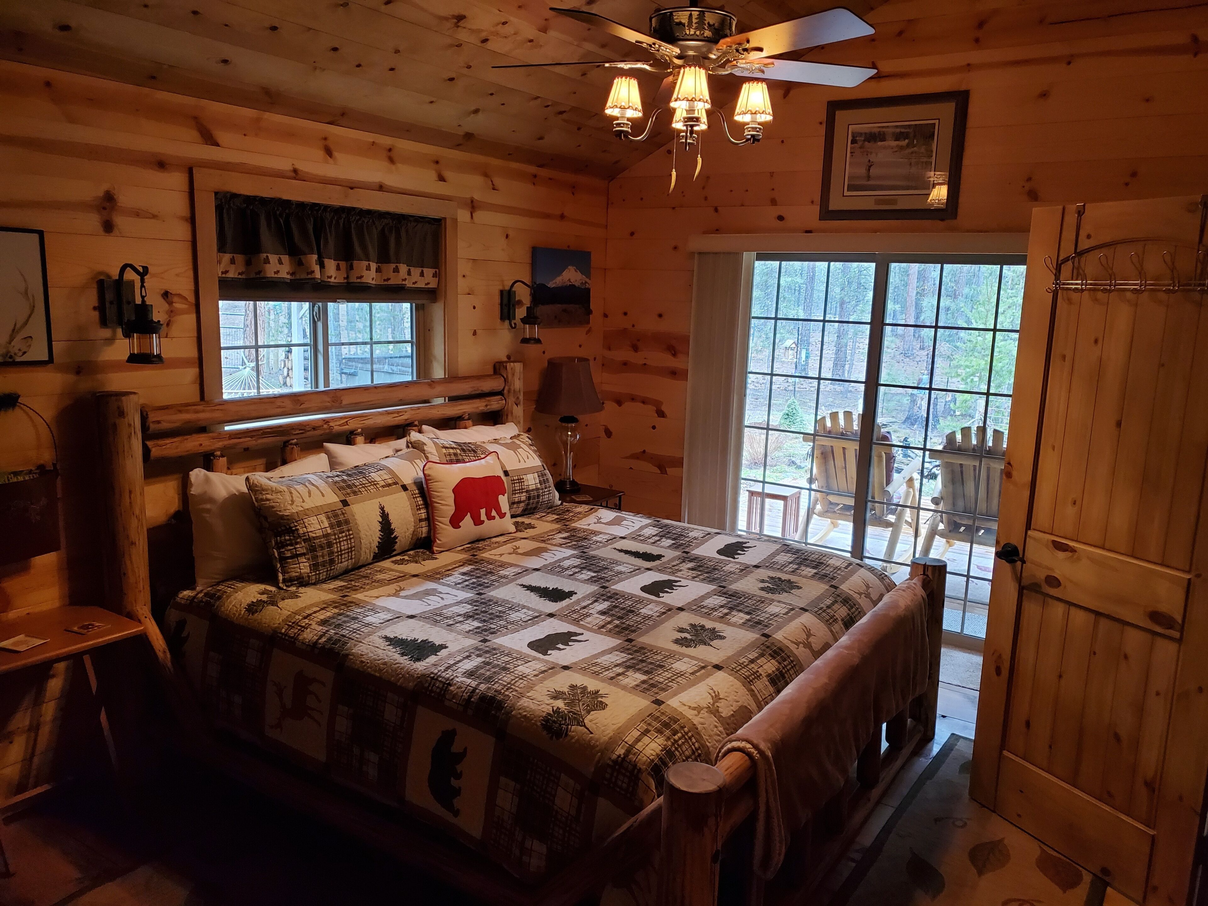 Pinecone Cabin Retreat, pet friendly, Hot Tub, trails!