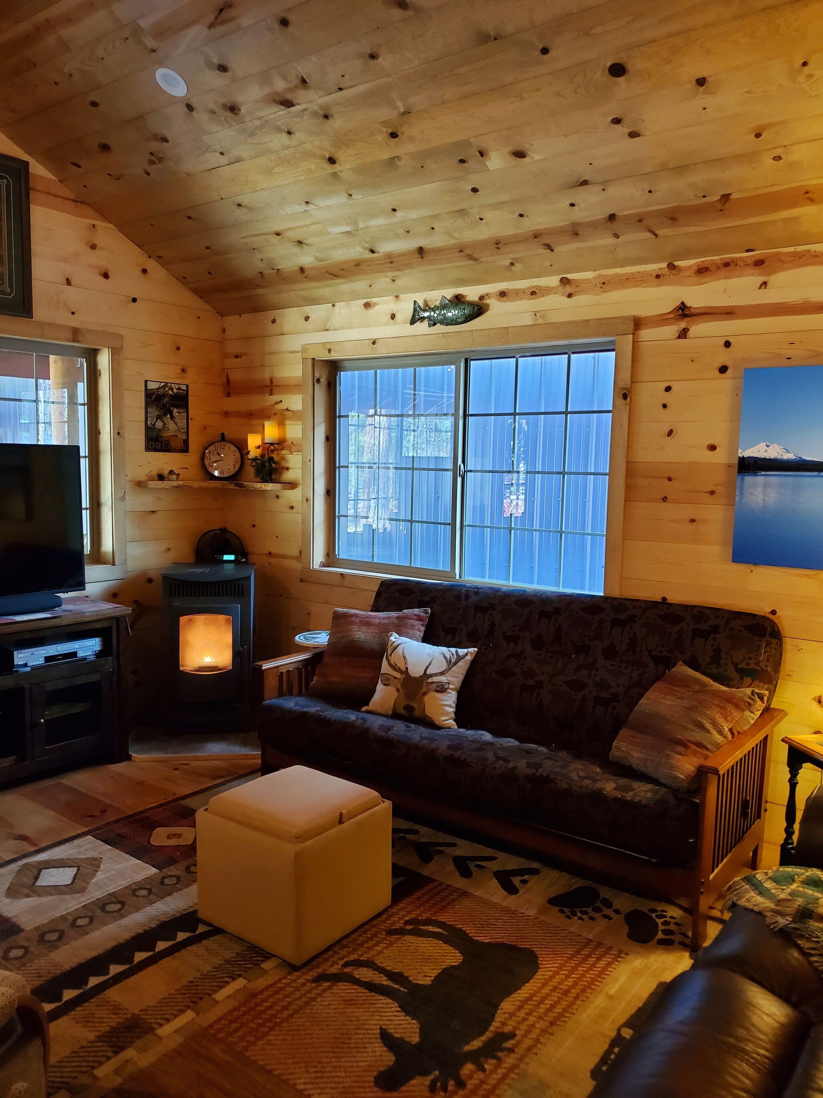 Pinecone Cabin Retreat, pet friendly, Hot Tub, trails!