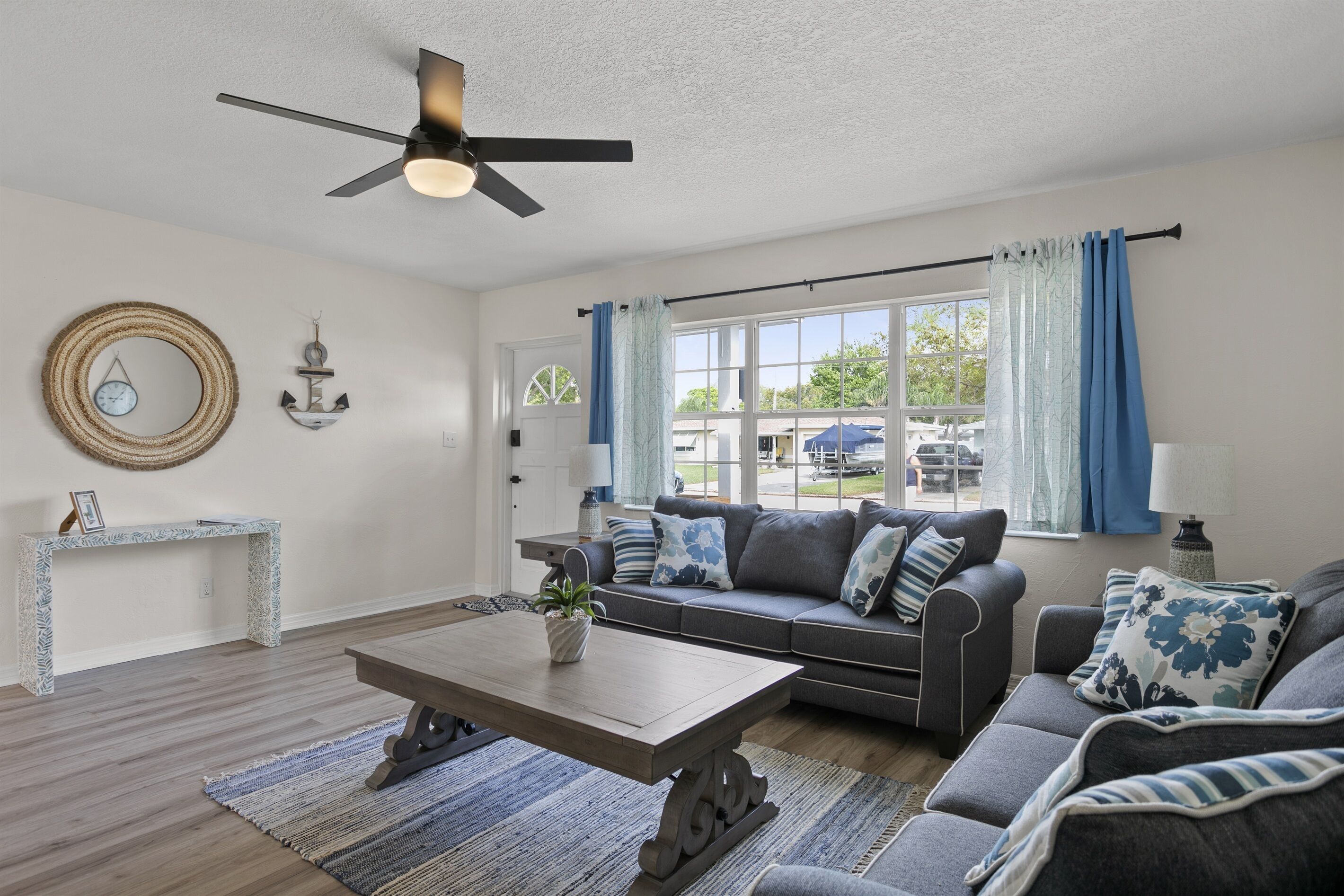 Beautiful Home, Heated Pool, 5 mins to Beaches