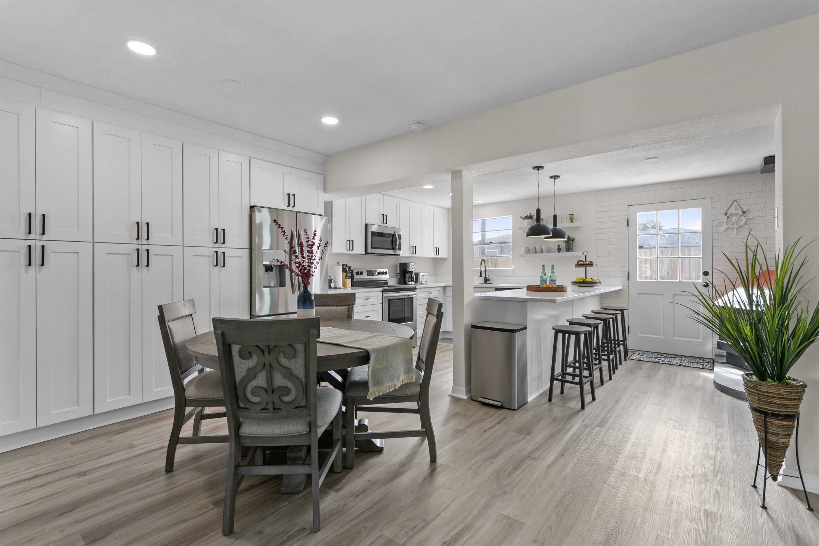 Beautiful Home, Heated Pool, 5 mins to Beaches