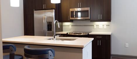 Geladeira, micro-ondas, fogão, cooktop