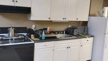 Réfrigérateur, micro-ondes, plaque de cuisson, cafetiÚre/bouilloire