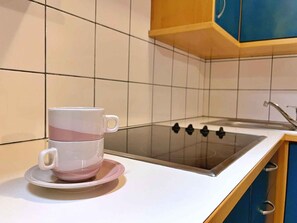 Réfrigérateur, plaque de cuisson, grille-pain