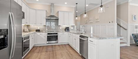 Køleskab, mikrobølgeovn, ovn, kogeplade