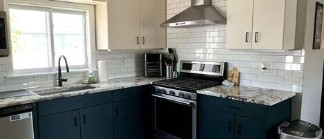 Microondas, horno, placa de cocina y cafetera o tetera