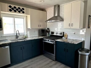 Mikrowelle, Ofen, Herdplatte, Wasserkocher mit Kaffee-/Teezubehör