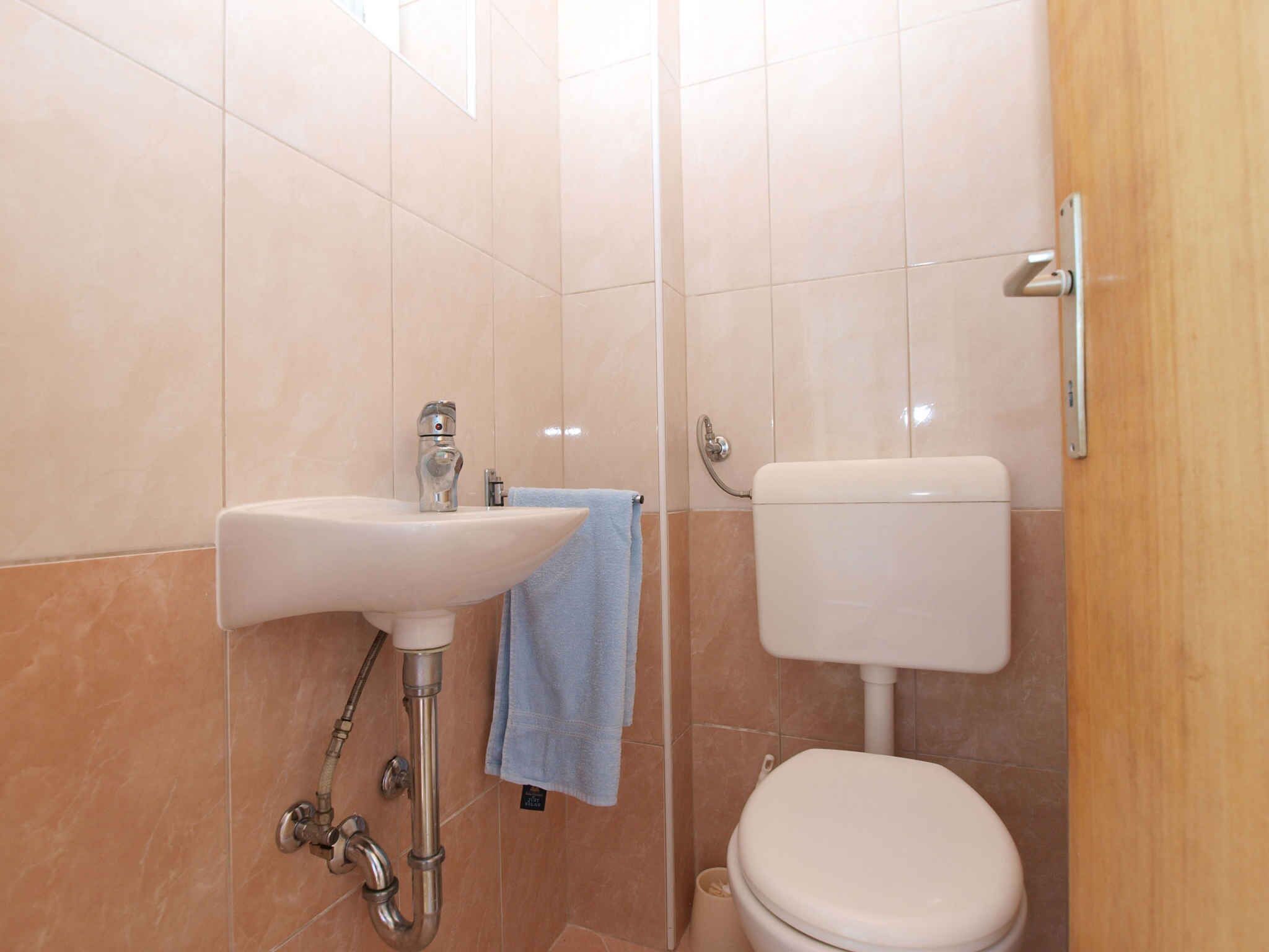 Ein Badezimmer mit Waschbecken, Toilette und Duschbereich.