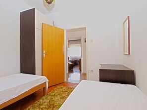 6 bedrooms, iron/ironing board, travel crib, internet