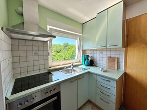 Réfrigérateur, four, plaque de cuisson, cafetière/bouilloire