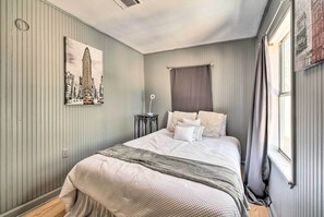 2 quartos, ferros/tábuas de passar roupa, berço de viagem