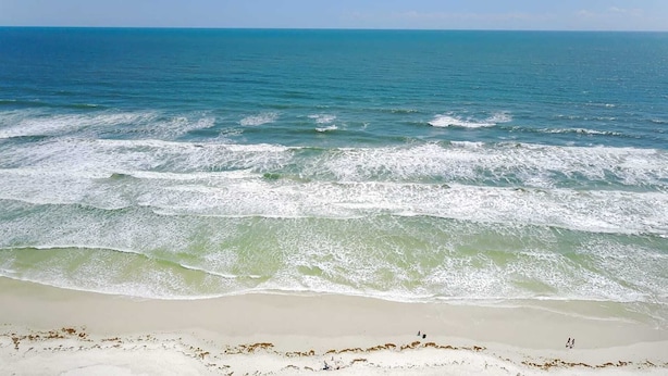 Une plage où les vagues se brisent près du rivage.