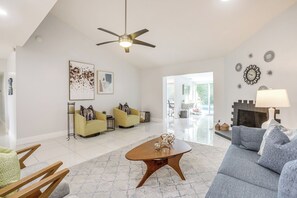 Tv, pejs, bordtennisbord, bøger