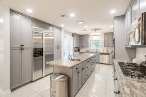 Een koelkast, een magnetron, een kookplaat, een vaatwasser