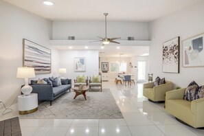 Tv, pejs, bordtennisbord, bøger