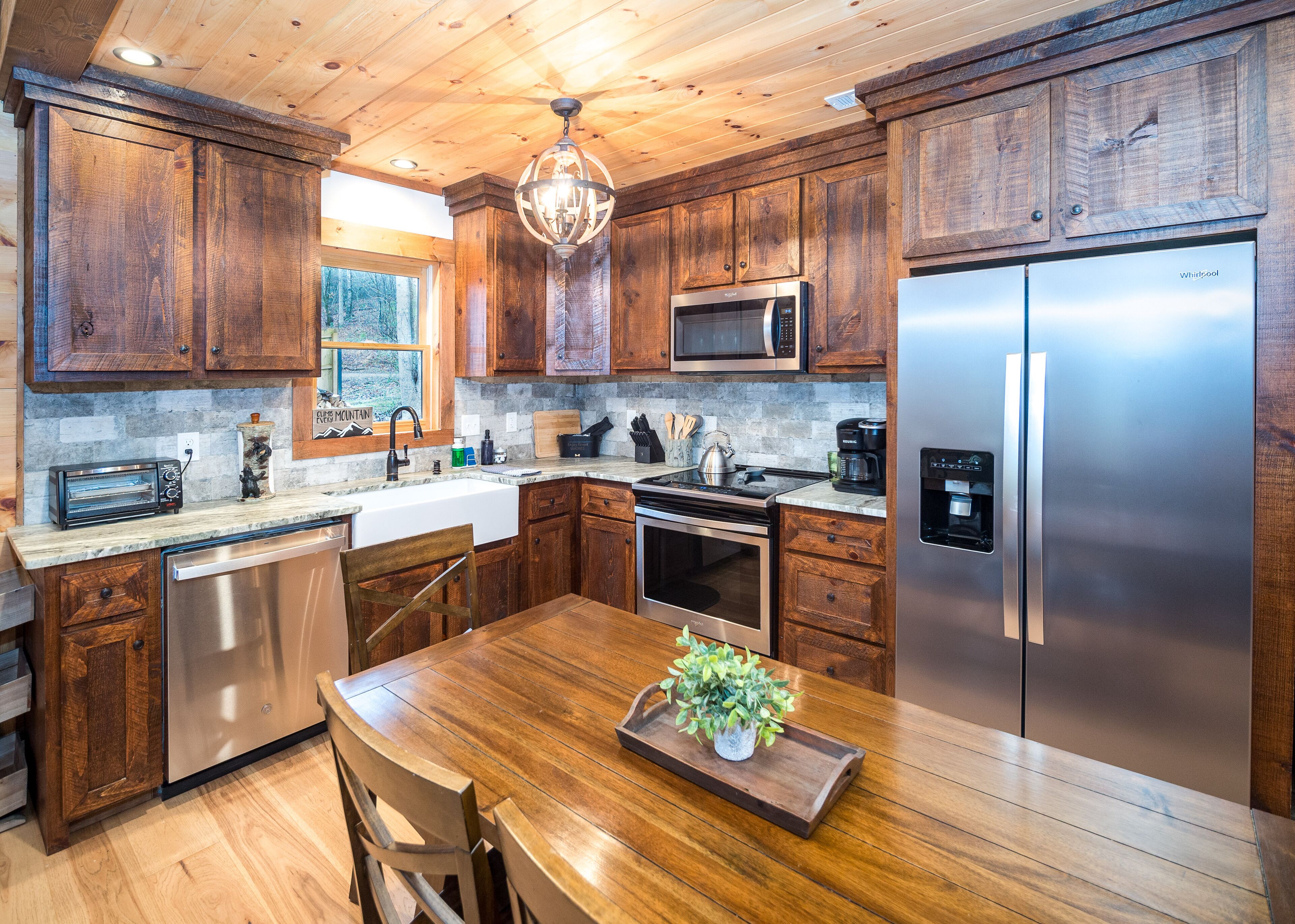 ★★★★★ Creekside Cabin Getaway!  Games - Firepit - BBQ - Foosball