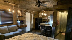 A cozy room with a bed, a sofa, a kitchenette, and a dining area. - ❤️Dixieland Delight❤️Studio. Pet friendly WITH FEE 🐕🐈❤️❤️❤️❤️❤️ (New Port Richey)
