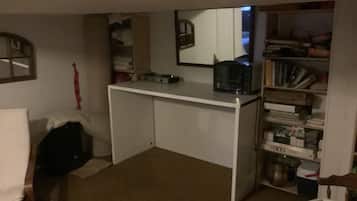 Basic Studio Suite | Private kitchen | Mini-fridge, microwave, toaster, cookware/dishes/utensils