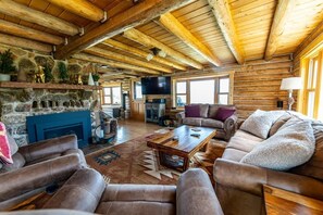 Smart TV, fireplace - Cozy Cabin with Jaw-Dropping views of Gore Pass (Kremmling)