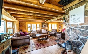 Smart TV, fireplace - Cozy Cabin with Jaw-Dropping views of Gore Pass (Kremmling)