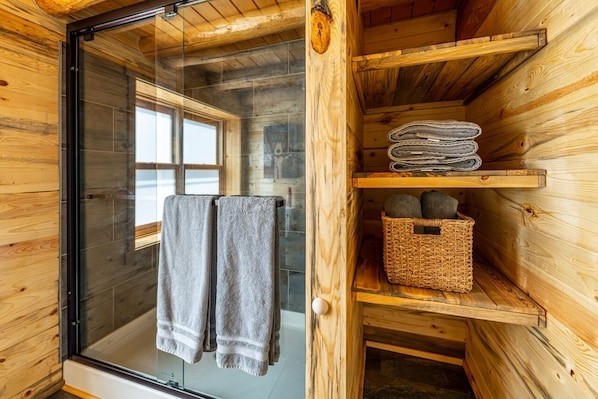 Interior - Cozy Cabin with Jaw-Dropping views of Gore Pass (Kremmling)