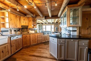 Fridge, microwave, oven, stovetop - Cozy Cabin with Jaw-Dropping views of Gore Pass (Kremmling)