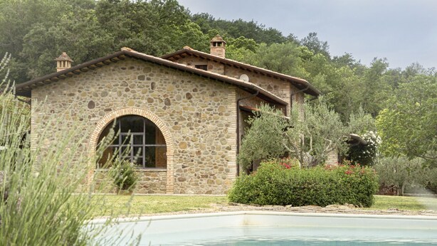 A stone building with a pool, surrounded by greenery. - Villa Betta By MMega (Città di Castello)