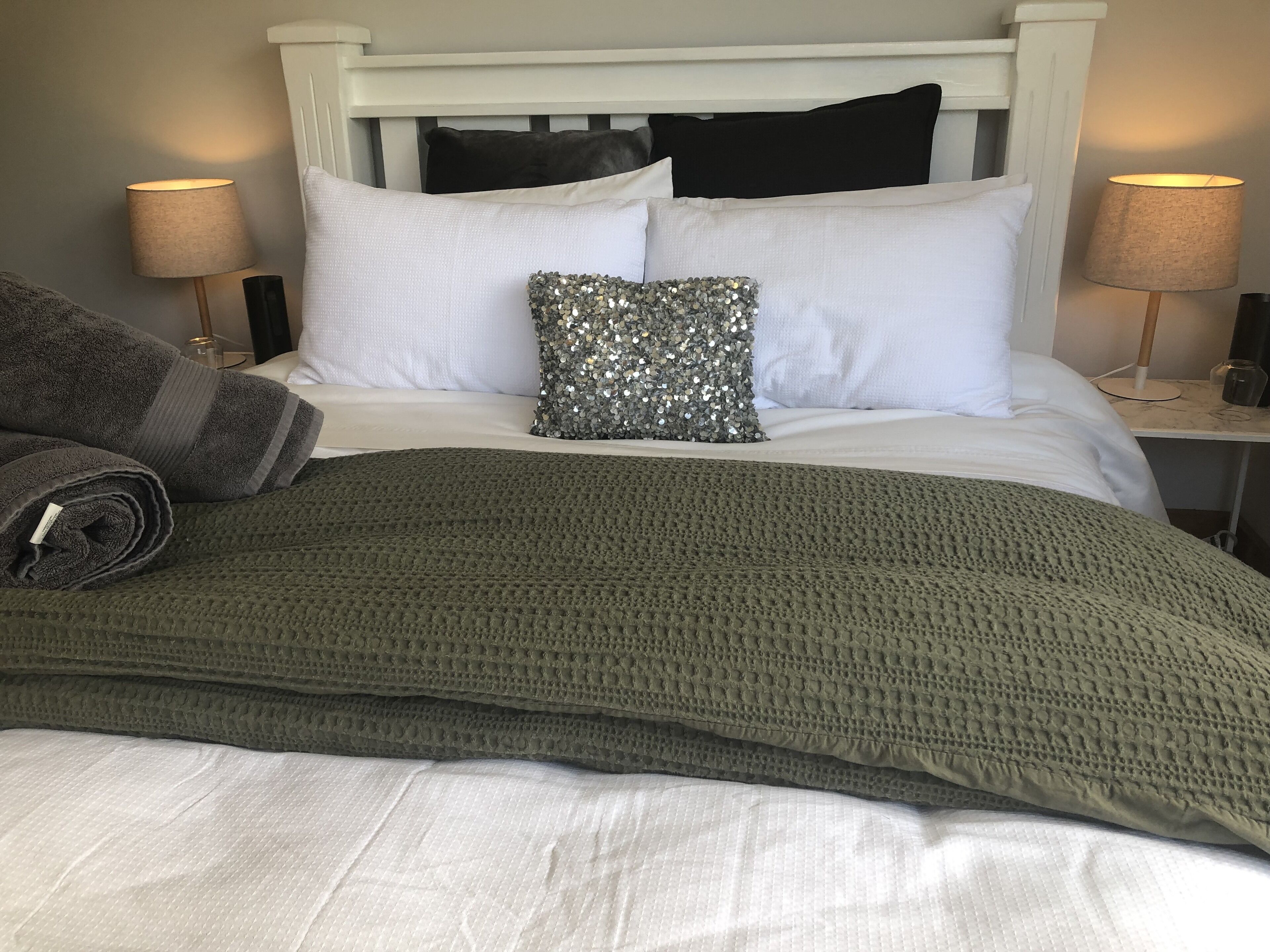 Vegan Home Stay- Small Queen Room w Shared Bathroom