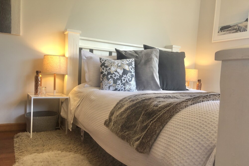 Vegan Home Stay- Small Queen Room w Shared Bathroom