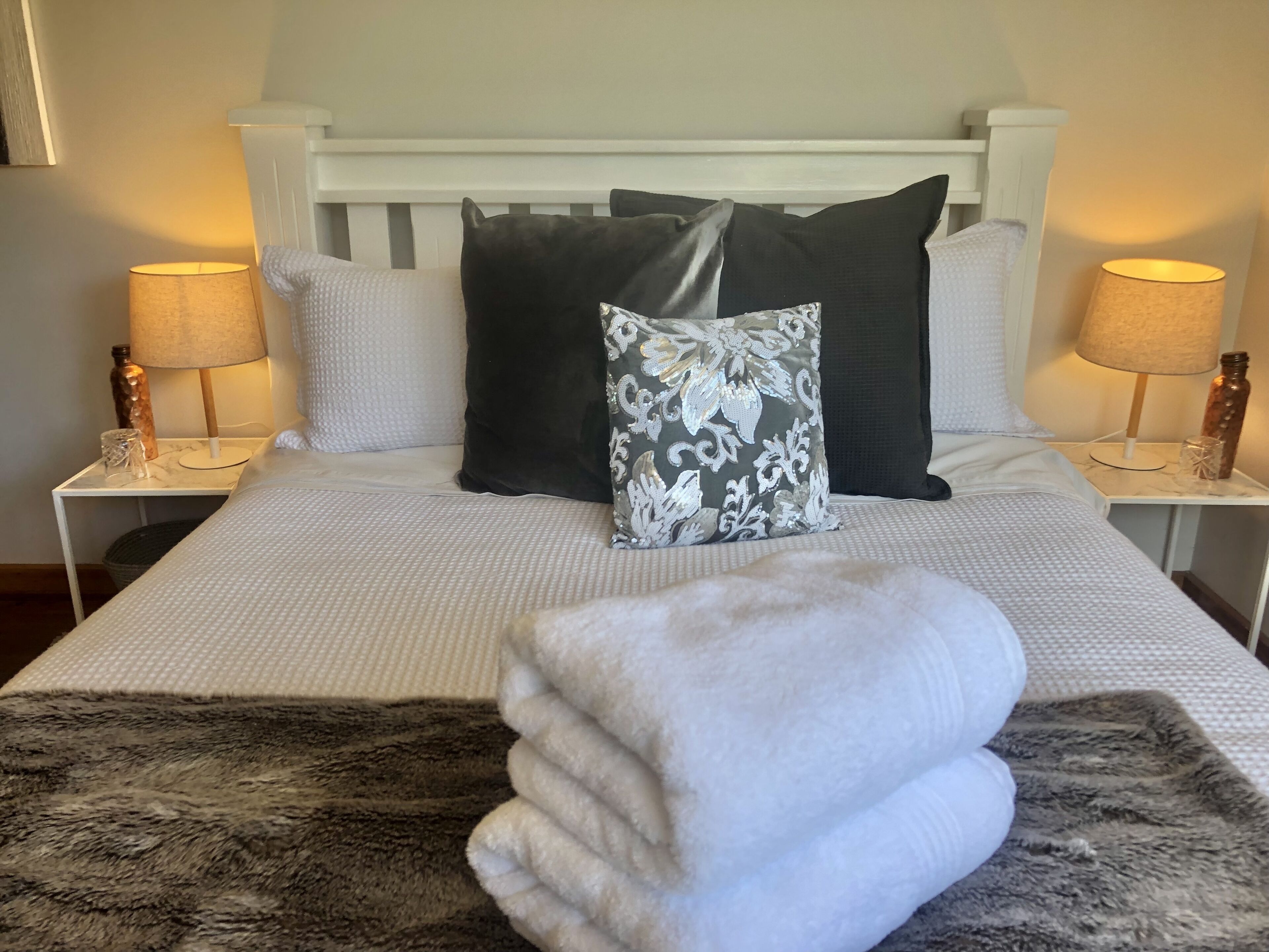 Vegan Home Stay- Small Queen Room w Shared Bathroom