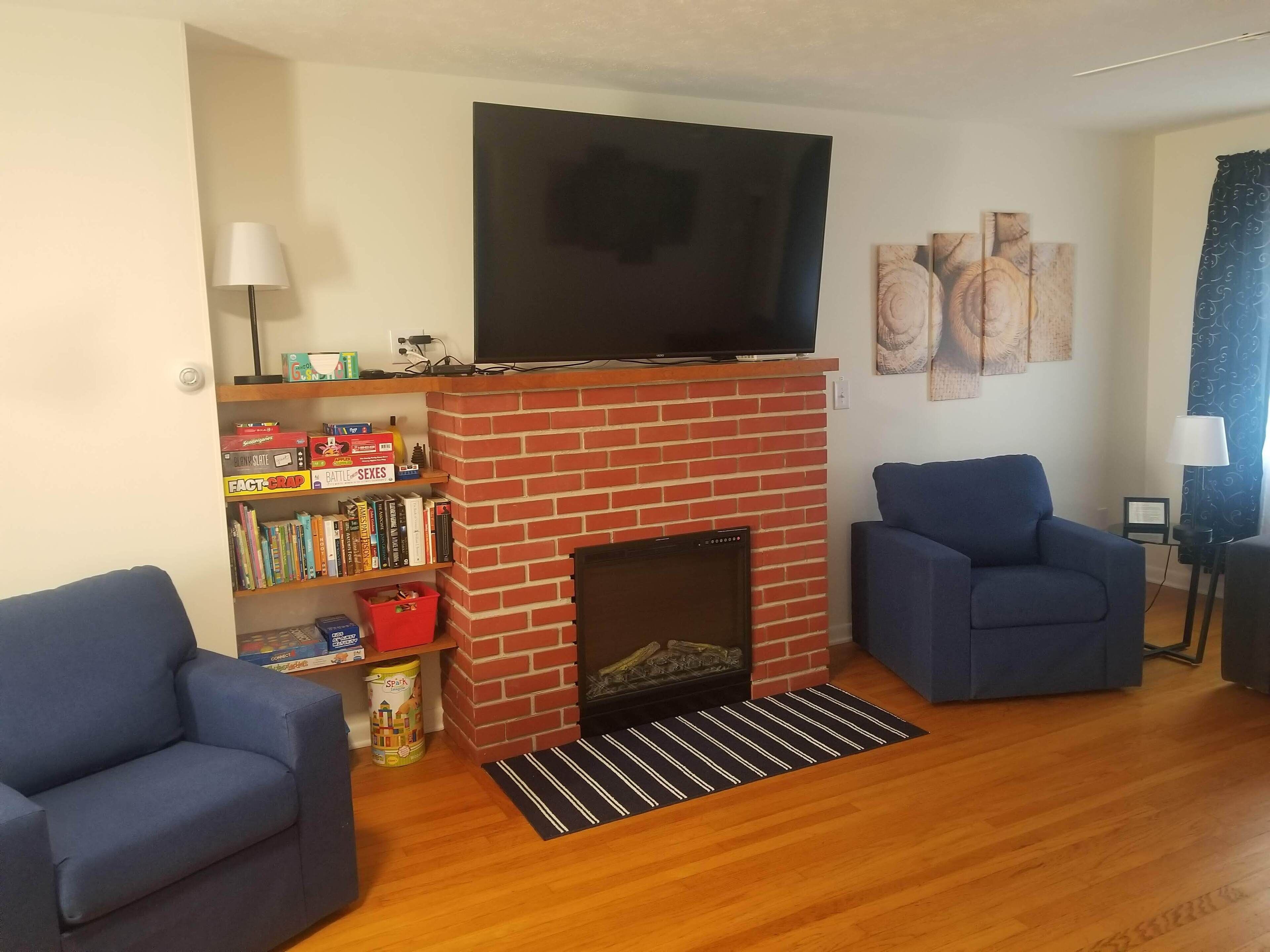 TV connectée, cheminée, livres, espaces bureaux