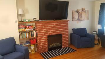 TV connectée, cheminée, livres, espaces bureaux