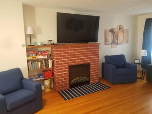 TV connectée, cheminée, livres, espaces bureaux